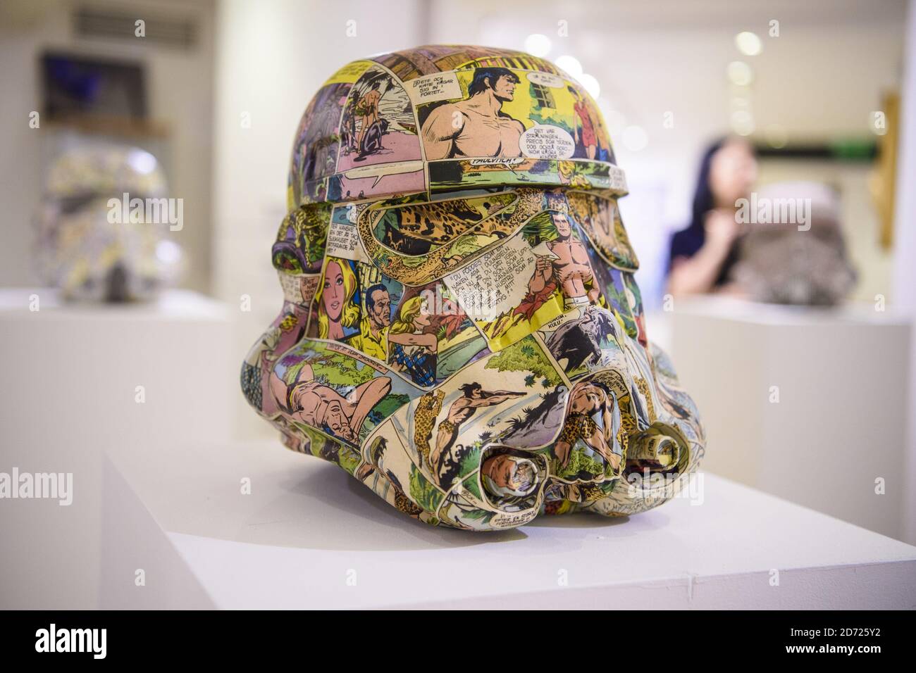 Ein Stormtrooper Helm von der Künstlerin Agnatha Sjogren, der in der Ausstellung Artwars Rogue 1 Edition in der Le Dame Gallery in London ausgestellt ist. Bilddatum: Donnerstag, 8. Dezember 2016. Bildnachweis sollte lauten: Matt Crossick/ EMPICS Entertainment. Stockfoto