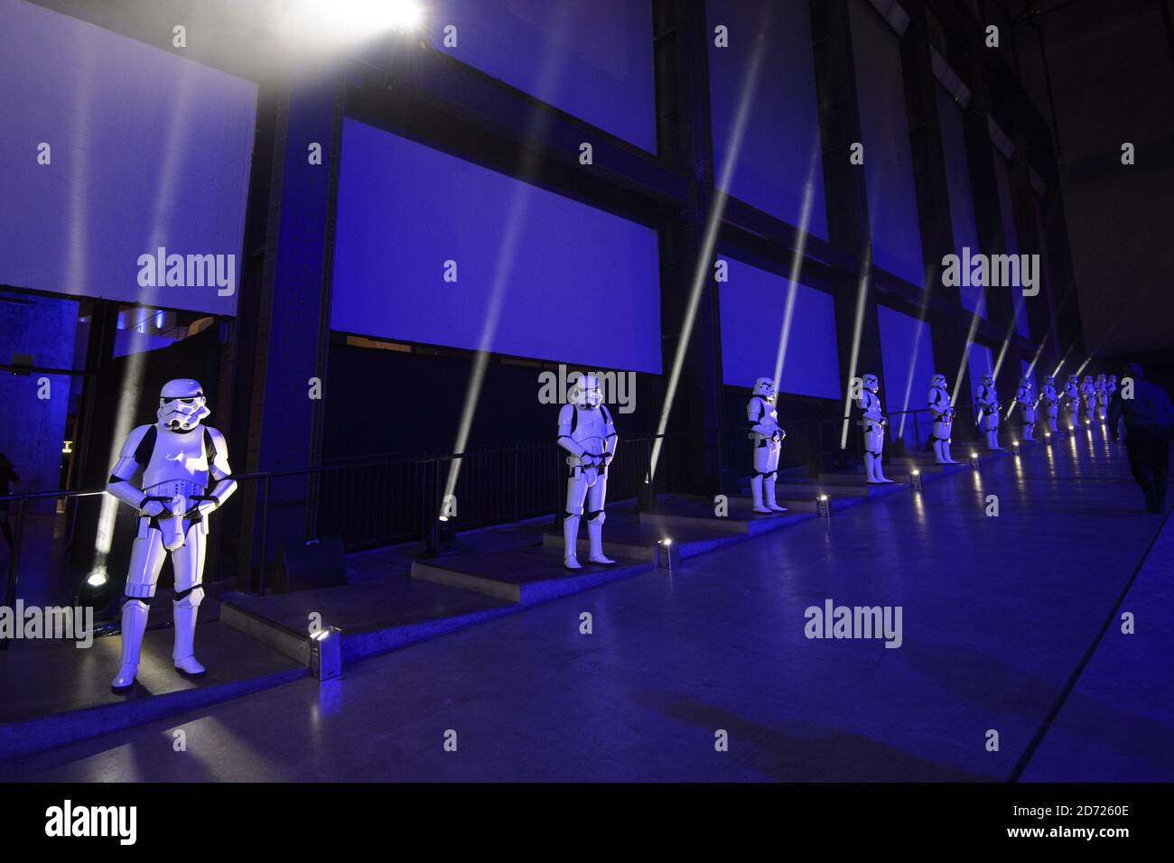 Stormtroopers im Rogue One: A Star Wars Story Premiere, in der Tate Modern, London. Bilddatum: Dienstag, 13. Dezember 2016. Bildnachweis sollte lauten: Matt Crossick/ EMPICS Entertainment. Stockfoto