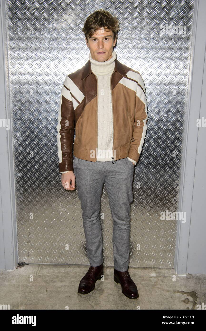 Oliver Cheshire auf der ersten Reihe während der Top man Design London Fashion Week Menâ €™s AW17 Show im Old Selfridge's Hotel, London. Bilddatum: Freitag, 6. Januar 2016. Bildnachweis sollte lauten: Matt Crossick/ EMPICS Entertainment. Stockfoto