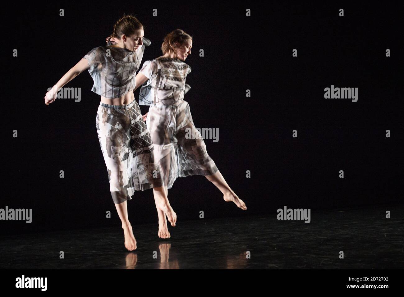 Tänzer der Trisha Brown Dance Company, die während einer Generalprobe für Set und Reset in den Tanks der Tate Modern, London, gezeigt wurden. Das Stück wird am 27-28. Januar mit Originalinszenierungen und Kostümen inszeniert, die Robert Rauschenberg 1983 für sie kreierte, zeitgleich mit einer Retrospektive des Künstlers, die derzeit in der Galerie zu sehen ist. Bilddatum: Donnerstag, 26. Januar 2016 Stockfoto