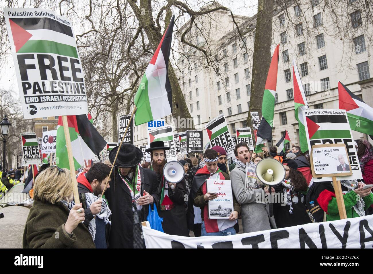 Antiisraelische Demonstranten vor der Downing Street in London, als der israelische Premierminister Benjamin Netanjahu eintrifft, um die bilateralen Beziehungen zwischen Großbritannien und Israel mit Premierministerin Theresa May zu diskutieren. Bilddatum: Sonntag, 5. Februar 2017. Bildnachweis sollte lauten: Matt Crossick/ EMPICS Entertainment. Stockfoto