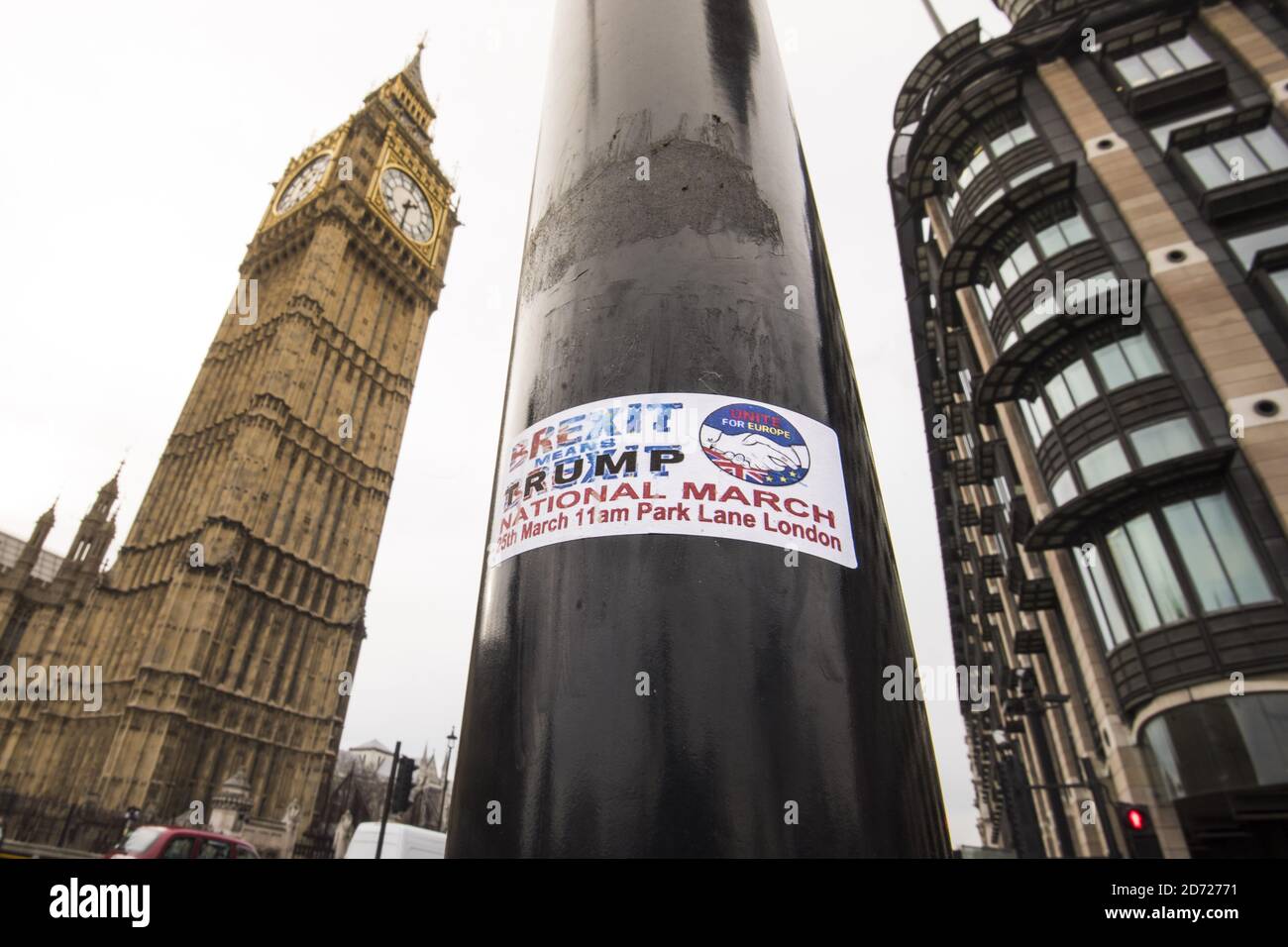 Ein Aufkleber, der eine Anti-brexit-Demonstration im März vor den Houses of Parliament in London anwirbt. Bilddatum: Montag, 6. Februar 2017. Bildnachweis sollte lauten: Matt Crossick/ EMPICS Entertainment. Stockfoto