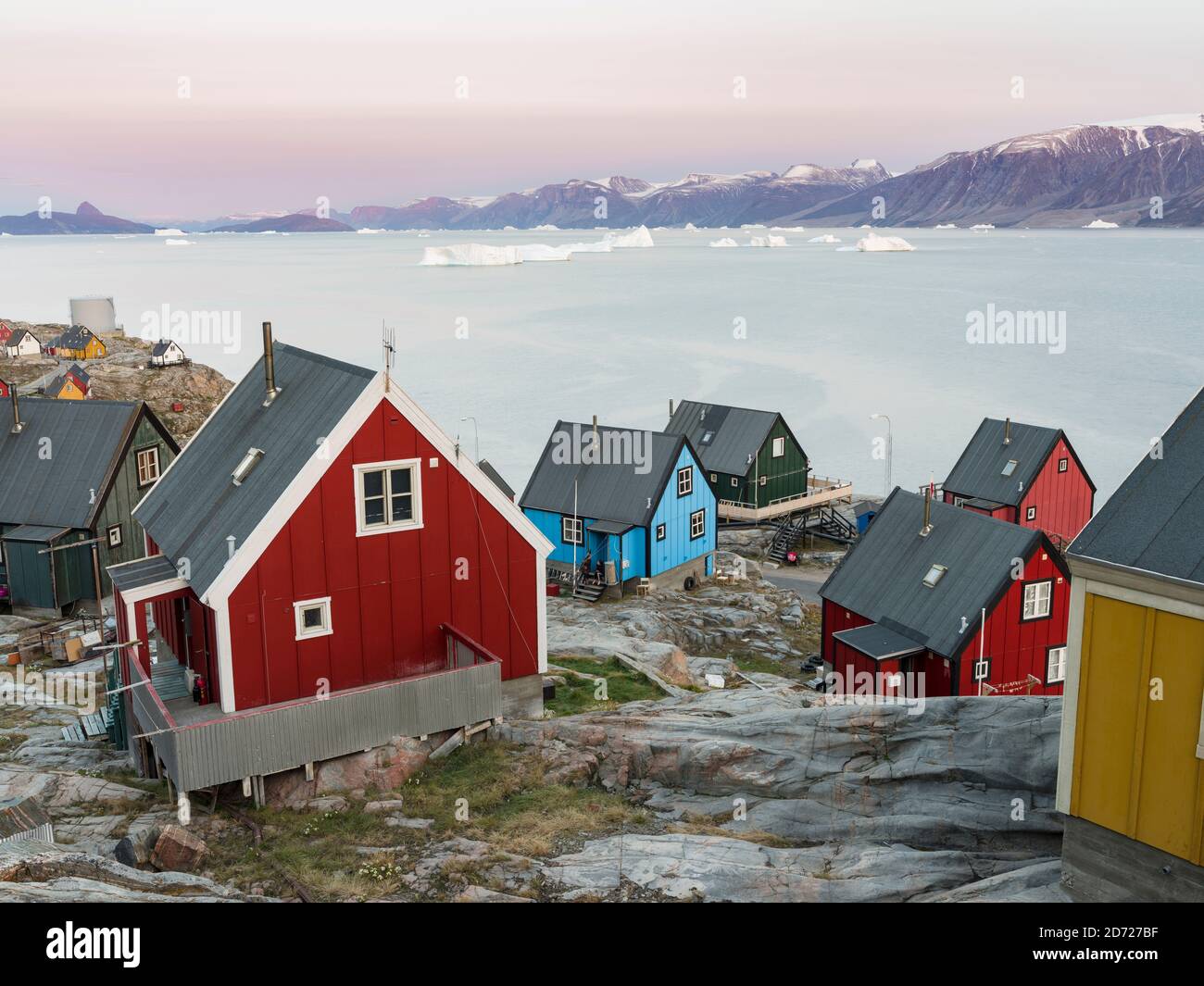 Kleinstadt Uummannaq im Norden westgrönlands. Hintergrund die vergletscherte Nuussuaq-Halbinsel (Nugsuaq). Amerika, Nordamerika, Grönland, Denma Stockfoto