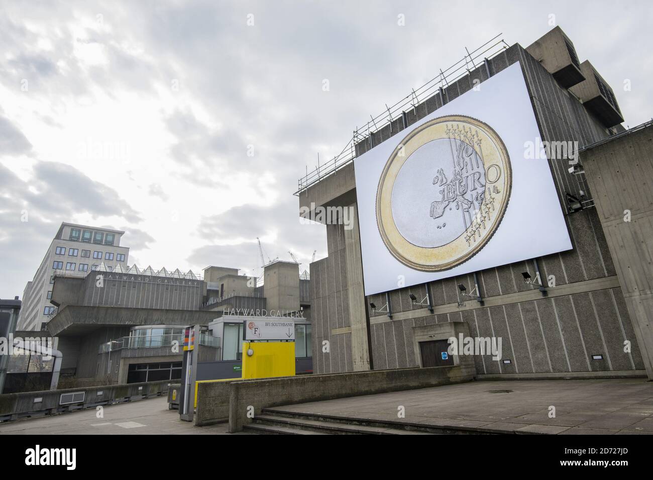 Gesamtansicht der Euro 2012 von Euroflex, an der South Bank in London. Die Arbeit ist Teil der Waterloo Billboard Commission und wurde ursprünglich als Reaktion auf die griechische Finanzkrise angefertigt. Bilddatum: Dienstag, 14. Februar 2017. Bildnachweis sollte lauten: Matt Crossick/ EMPICS Entertainment. Stockfoto