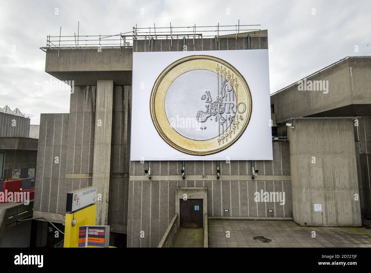 Gesamtansicht der Euro 2012 von Euroflex, an der South Bank in London. Die Arbeit ist Teil der Waterloo Billboard Commission und wurde ursprünglich als Reaktion auf die griechische Finanzkrise angefertigt. Bilddatum: Dienstag, 14. Februar 2017. Bildnachweis sollte lauten: Matt Crossick/ EMPICS Entertainment. Stockfoto