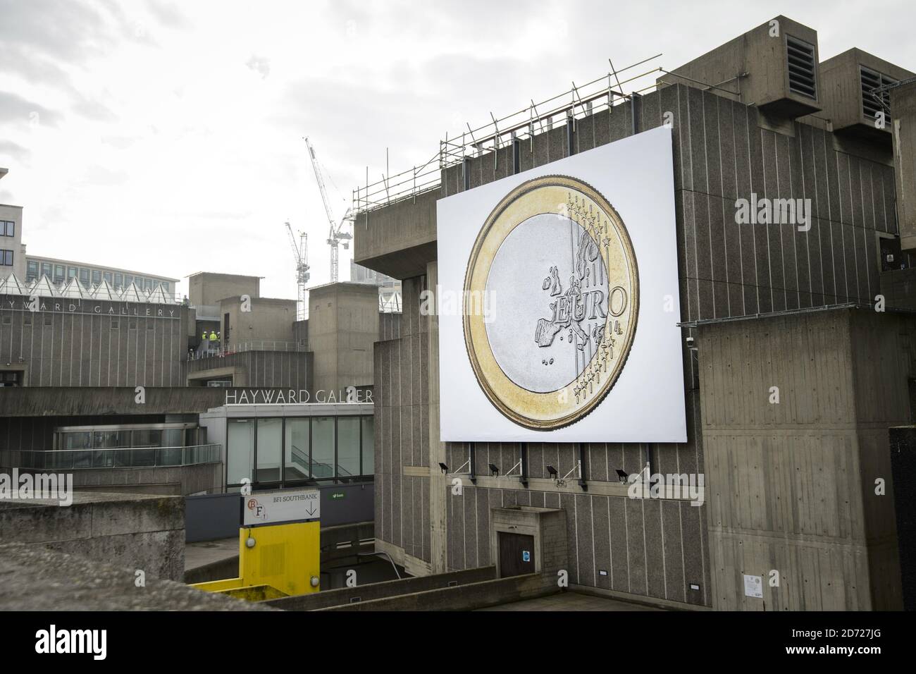 Gesamtansicht der Euro 2012 von Euroflex, an der South Bank in London. Die Arbeit ist Teil der Waterloo Billboard Commission und wurde ursprünglich als Reaktion auf die griechische Finanzkrise angefertigt. Bilddatum: Dienstag, 14. Februar 2017. Bildnachweis sollte lauten: Matt Crossick/ EMPICS Entertainment. Stockfoto