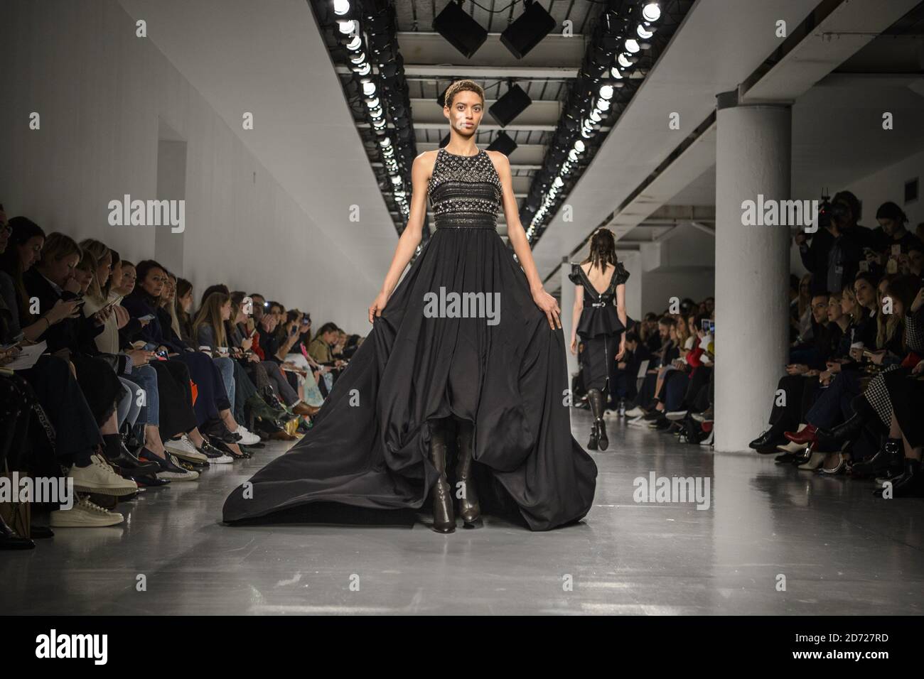 Models auf dem Laufsteg während der Antonio Berardi Herbst/Winter 2017 London Fashion Week Show im BFC Veranstaltungsort in 180 Strand, London. Bilddatum: Montag, 20. Februar 2017. Bildnachweis sollte lauten: Matt Crossick/ EMPICS Entertainment. Stockfoto