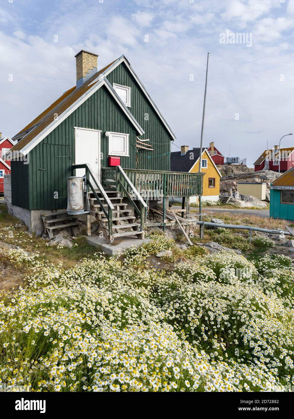 Kleinstadt Uummannaq im Norden westgrönlands. Hintergrund die vergletscherte Nuussuaq-Halbinsel (Nugsuaq). Amerika, Nordamerika, Grönland, Denma Stockfoto