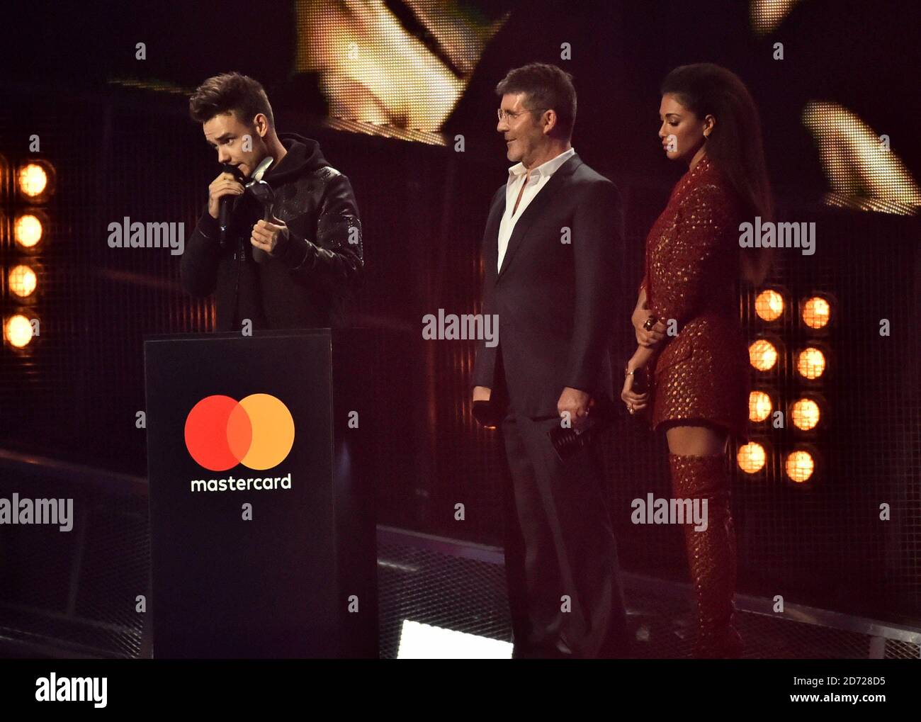 Liam Payne mit dem Best British Video Award mit Simon Cowell und Nicole Scherzinger auf der Bühne bei den Brit Awards 2017, die in der O2 Arena in London stattfinden. Bild Datum Dienstag, 22. Februar 2017. Bildnachweis sollte Matt Crossick / EMPICS Entertainment lesen. Nur Zur Redaktionellen Verwendung – Keine Werbeartikel. Stockfoto