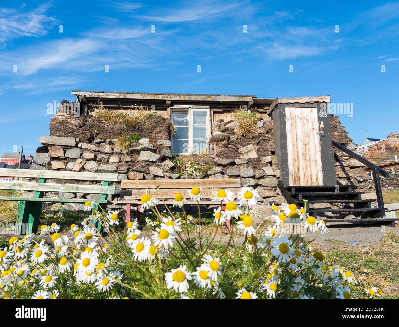 Traditionelle Haus, Wände aus trockenem Stein und schlagen Isolierung, jetzt Teil des lokalen Museums. Kleinstadt Uummannaq im Norden westgrönlands. A Stockfoto