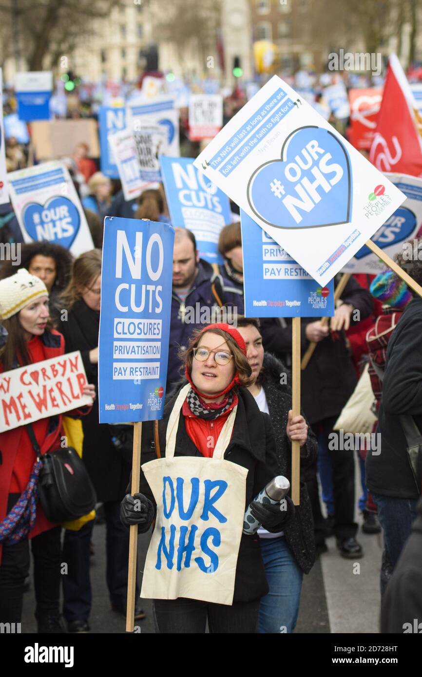 Demonstranten, die an einer Kundgebung auf dem Parliament Square in London teilnahmen und gegen Kürzungen und Unterfinanzierung im NHS protestierten. Bilddatum: Samstag, 4. März 2016. Bildnachweis sollte lauten: Matt Crossick/ EMPICS Entertainment. Stockfoto