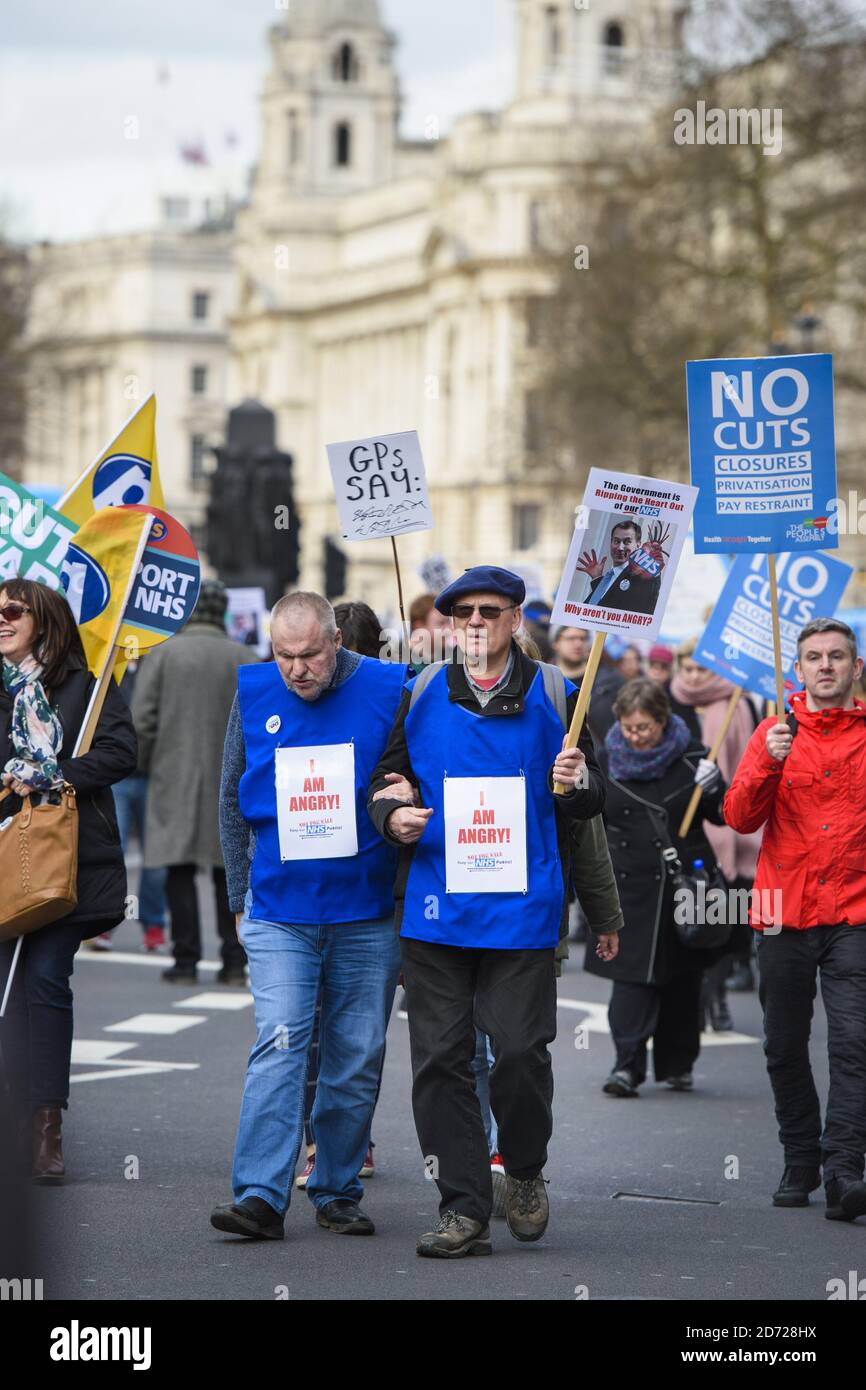 Demonstranten, die an einer Kundgebung auf dem Parliament Square in London teilnahmen und gegen Kürzungen und Unterfinanzierung im NHS protestierten. Bilddatum: Samstag, 4. März 2016. Bildnachweis sollte lauten: Matt Crossick/ EMPICS Entertainment. Stockfoto