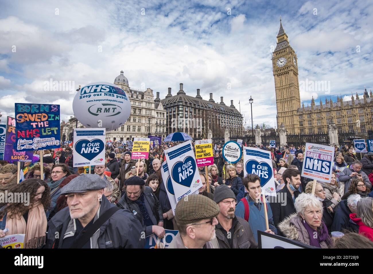 Demonstranten, die an einer Kundgebung auf dem Parliament Square in London teilnahmen und gegen Kürzungen und Unterfinanzierung im NHS protestierten. Bilddatum: Samstag, 4. März 2016. Bildnachweis sollte lauten: Matt Crossick/ EMPICS Entertainment. Stockfoto