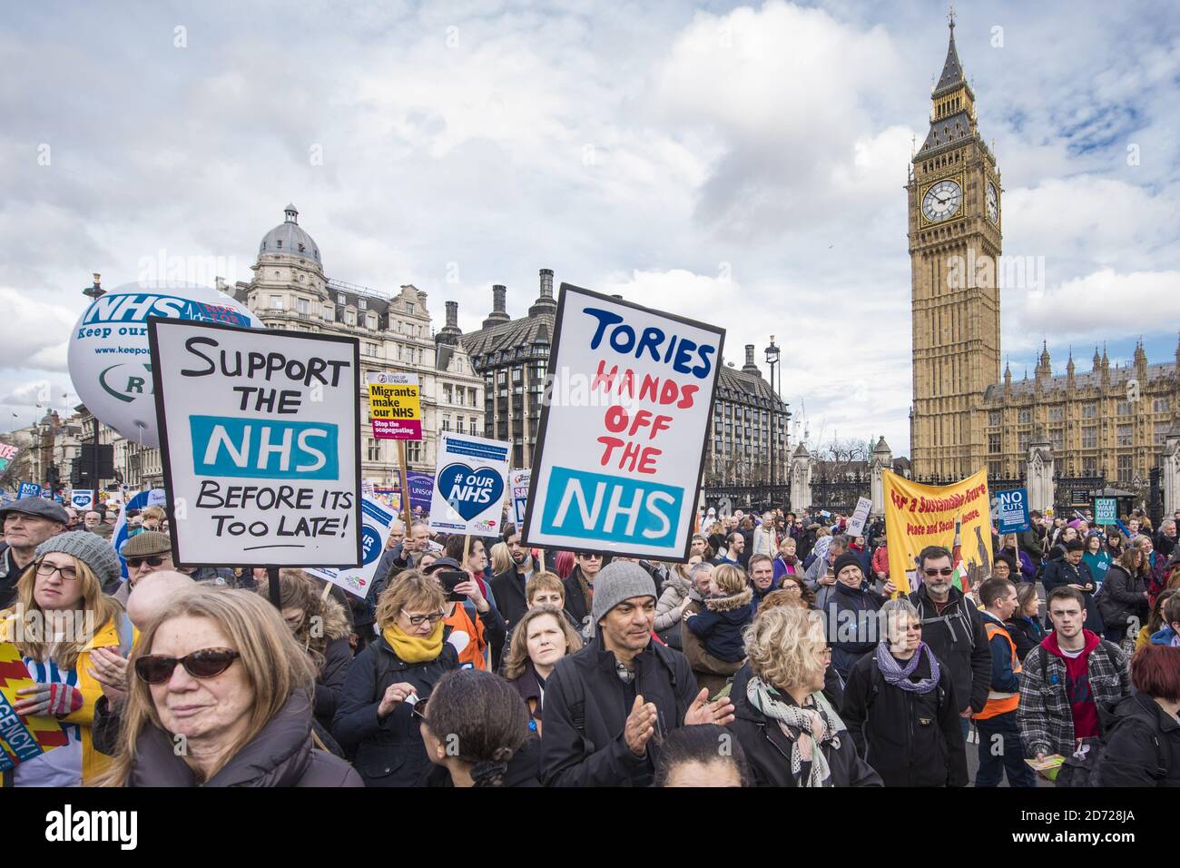 Demonstranten, die an einer Kundgebung auf dem Parliament Square in London teilnahmen und gegen Kürzungen und Unterfinanzierung im NHS protestierten. Bilddatum: Samstag, 4. März 2016. Bildnachweis sollte lauten: Matt Crossick/ EMPICS Entertainment. Stockfoto