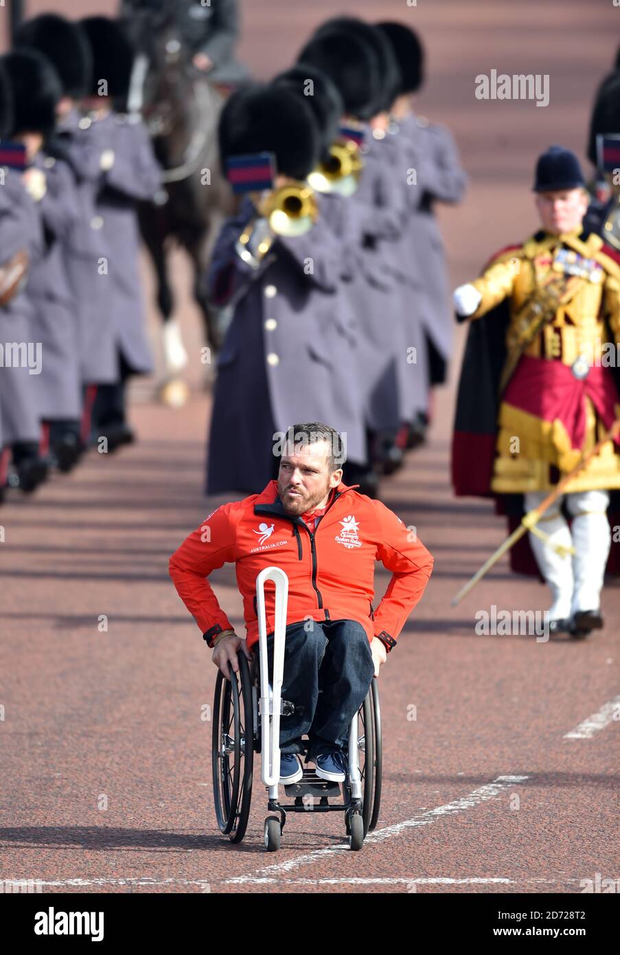 Kurt Fearnley nähert sich dem Buckingham Palace von der Mall mit dem Baton während des Queen's Baton Relay Launch, für die XXI Commonwealth Games, die an der Gold Coast in Australien, im Buckingham Palace in London stattfinden. Bilddatum: Montag, 13. März 2017. Bildnachweis sollte lauten: Matt Crossick/ EMPICS Entertainment. Stockfoto