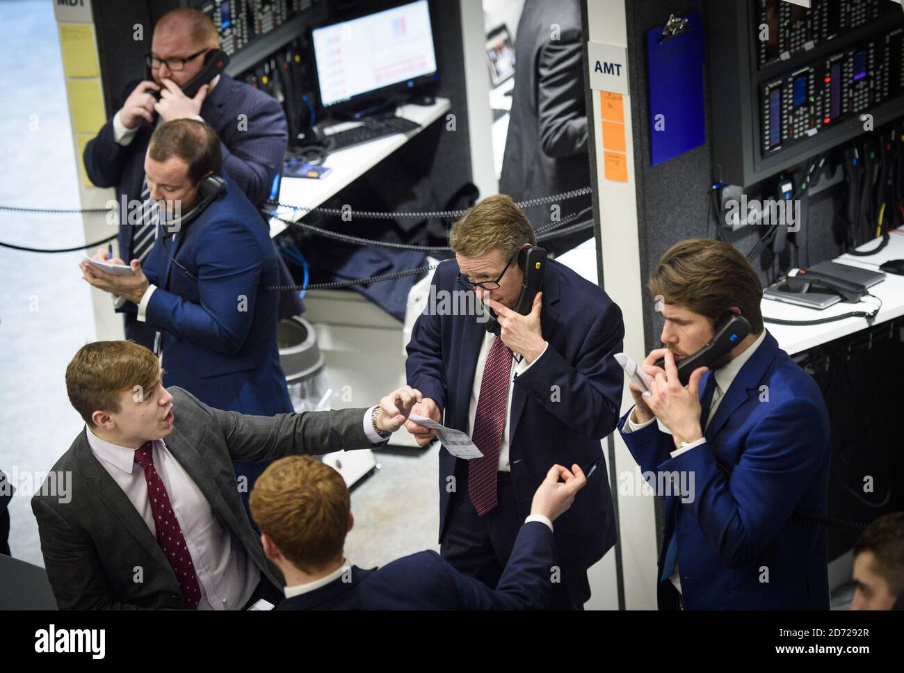 Trader, die während einer offenen Aufschrei-Trading-Session im 'The Ring' an der London Metal Exchange in London abgebildet wurden. Bilddatum: Dienstag, 15. März 2016. Bildnachweis sollte lauten: Matt Crossick/ EMPICS. Die LME, der weltweit größte Markt für Basismetalle, ist die einzige Finanzbörse in Europa, die noch offenen Aufschrei-Handel nutzt, wo Kontrakte in intensiven 5-Minuten-Bursts gehandelt werden. Stockfoto