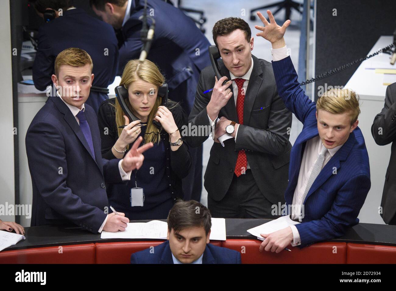 Trader, die während einer offenen Aufschrei-Trading-Session im 'The Ring' an der London Metal Exchange in London abgebildet wurden. Bilddatum: Dienstag, 15. März 2016. Bildnachweis sollte lauten: Matt Crossick/ EMPICS. Die LME, der weltweit größte Markt für Basismetalle, ist die einzige Finanzbörse in Europa, die noch offenen Aufschrei-Handel nutzt, wo Kontrakte in intensiven 5-Minuten-Bursts gehandelt werden. Stockfoto