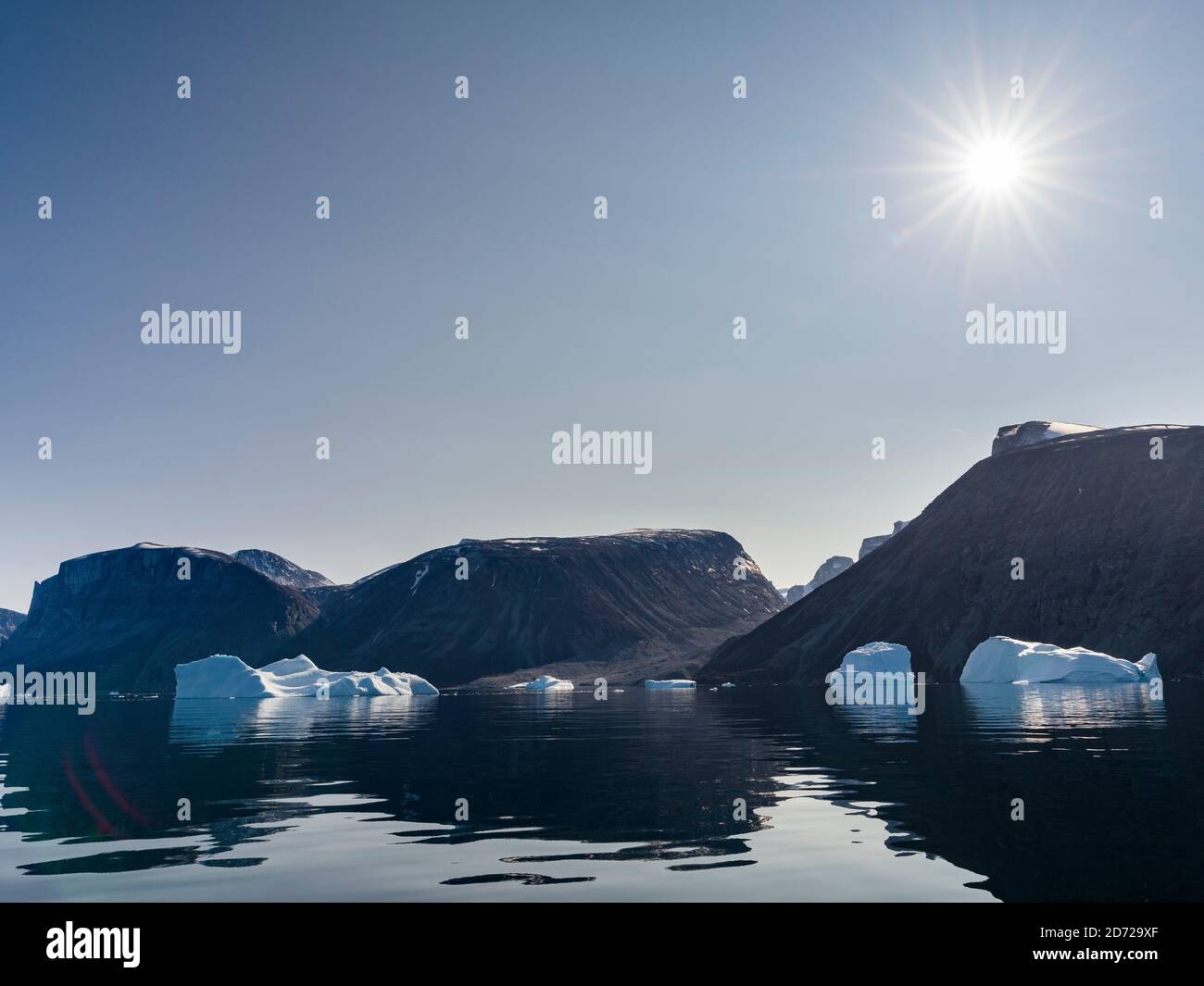 Eisberge im Fjordsystem Uummannaq im Norden westgrönlands. Nuussuaq Halbinsel im Hintergrund. Amerika, Nordamerika, Grönland, Denma Stockfoto