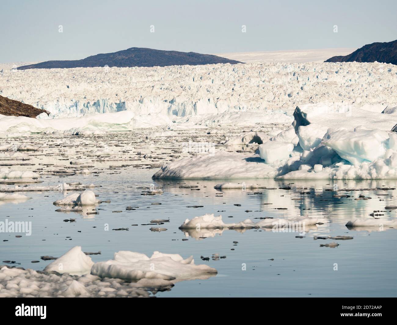 Eisberge im Fjordsystem Uummannaq im Norden westgrönlands. Glacier Store Gletscher und die Eiskappe im Hintergrund. Amerika, Nord Amer Stockfoto