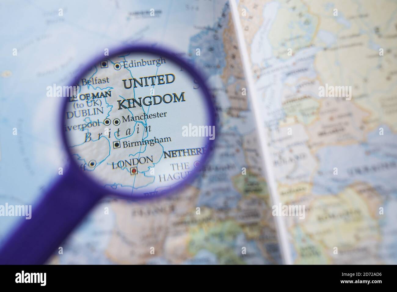 Eine Karte von Europa mit Großbritannien mit einer Lupe hervorgehoben. Bilddatum: Freitag, 12. Mai 2017. Bildnachweis sollte lauten: Matt Crossick/EMPICS Entertainment. Stockfoto