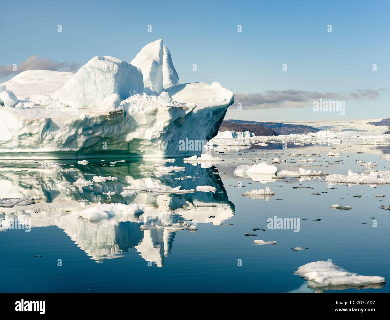 Eisberge im Fjordsystem Uummannaq im Norden westgrönlands. Gletscher Lille Gletscher und die Eiskappe im Hintergrund. Amerika, Nord Amer Stockfoto