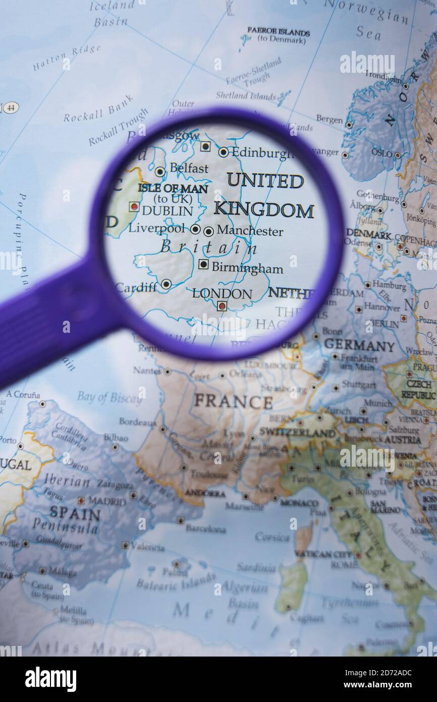 Eine Karte von Europa mit Großbritannien mit einer Lupe hervorgehoben. Bilddatum: Freitag, 12. Mai 2017. Bildnachweis sollte lauten: Matt Crossick/EMPICS Entertainment. Stockfoto