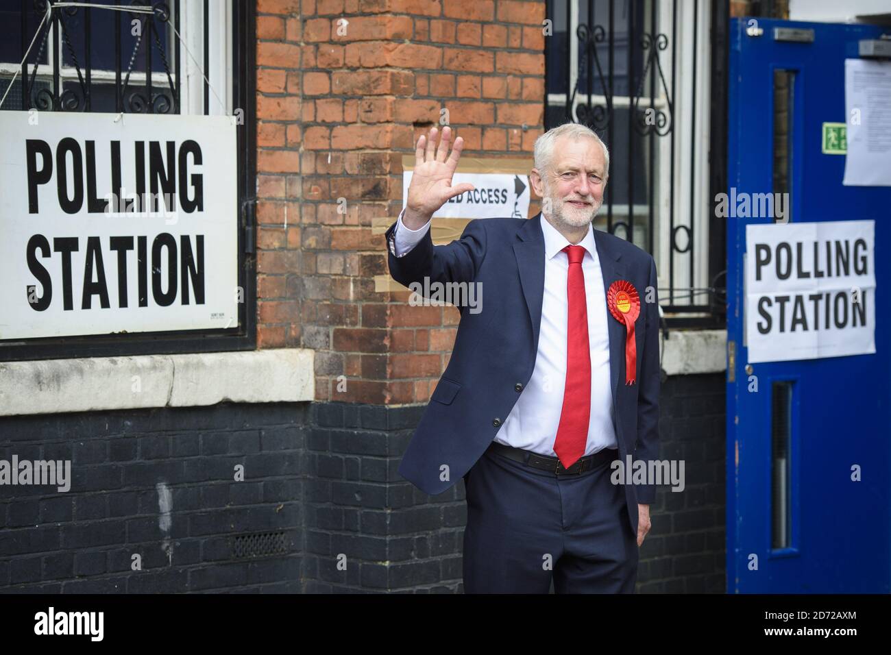 Labour-Chef Jeremy Corbyn stimmt bei den Parlamentswahlen in einem Wahllokal in der Pakeman-Schule in Islington im Norden Londons ab. Bilddatum: Donnerstag, 8. Juni 2017. Bildnachweis sollte lauten: Matt Crossick/ EMPICS Entertainment. Stockfoto