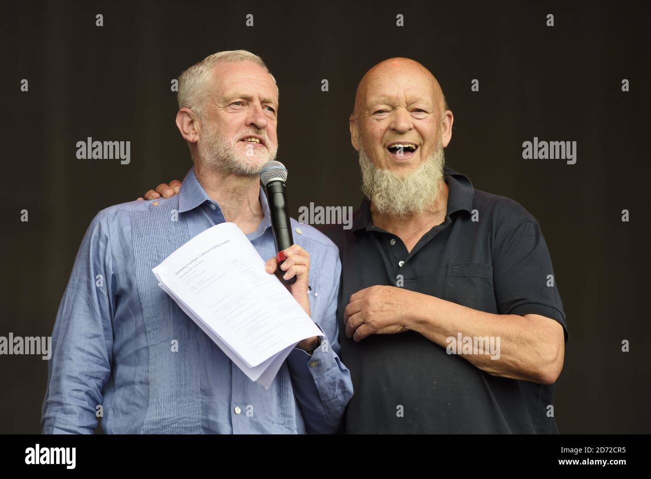 Arbeitsleiter Jeremy Corbyn und Michael Eavis sprechen auf der Pyramid Stage während des Glastonbury Festivals auf der Worthy Farm in Pilton, Somerset. Bilddatum: Samstag, 24. Juni 2017. Bildnachweis sollte lauten: Matt Crossick/ EMPICS Entertainment. Stockfoto