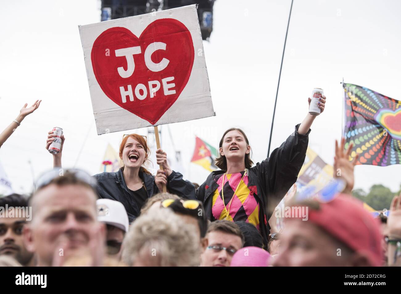 Die Menge beobachtet Jeremy Corbyn, wie er auf der Pyramid Stage während des Glastonbury Festivals auf der Worthy Farm in Pilton, Somerset, spricht. Bilddatum: Samstag, 24. Juni 2017. Bildnachweis sollte lauten: Matt Crossick/ EMPICS Entertainment. Stockfoto