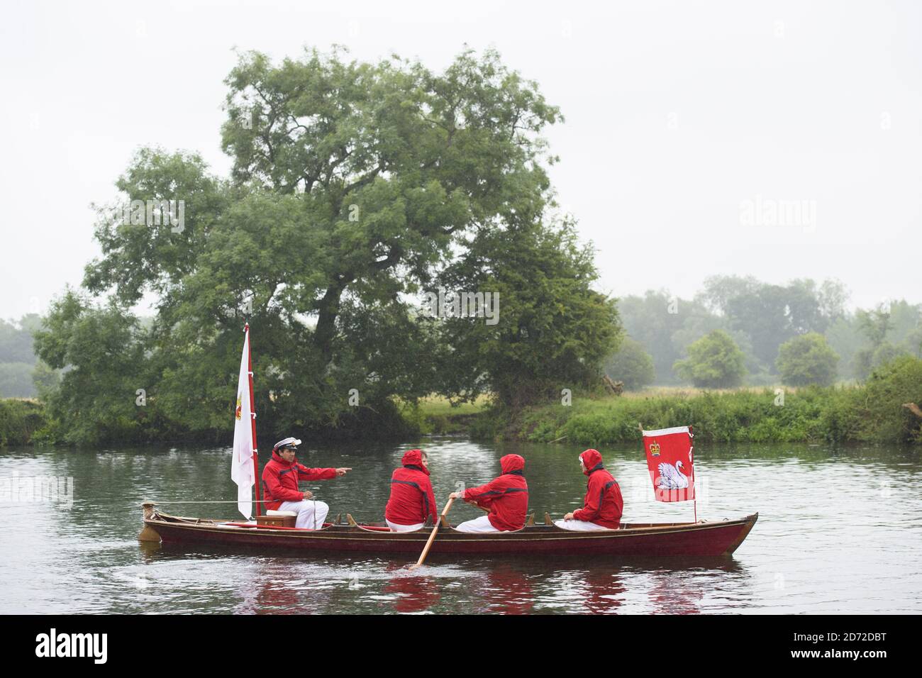 Queens Royal Swan Marker David Barber wird von Thames Boatmen gerudert, als Schwäne an der Themse zwischen Marlow und Henley in Buckinghamshire, England, taggen und rekordverdächtigt werden. Swan Upping ist eine uralte Tradition, nach der das Eigentum an Schwanen zwischen der Krone, der Winzerngesellschaft und der Dyers' Company aufgeteilt wird. Bilddatum: Mittwoch, 19. Juli 2017. Bildnachweis sollte lauten: Matt Crossick/ EMPICS Entertainment. Stockfoto