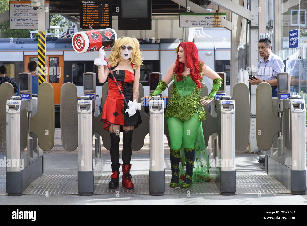 Cosplay Fans in Kostüm abgebildet Ankunft in Olympia U-Bahn-Station, vor der London Film und Comic Con in Olympia, Kensington. Bilddatum: Sonntag, 30. Juli 2017. Bildnachweis sollte lauten: Matt Crossick/ EMPICS Entertainment. Stockfoto