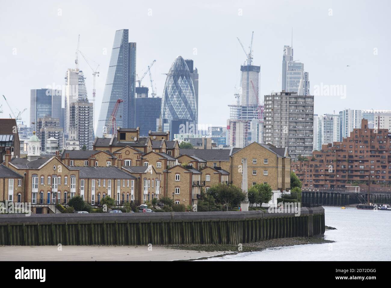 Gesamtansicht der Wohnungen vor der City of London Skyline. Bilddatum: Dienstag, 1. August 2017. Bildnachweis sollte lauten: Matt Crossick/ EMPICS Entertainment. Stockfoto