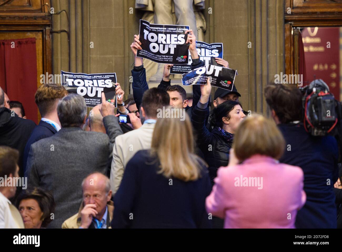 Demonstranten unterbrechen ein Randtreffen im Rathaus von Manchester, genannt "Brexit mit Jacob Rees-Mogg", das im Rahmen der Konferenz der Konservativen Partei in Manchester stattfand. Bilddatum: 2. Oktober 2017. Bildnachweis sollte lauten: Matt Crossick/ EMPICS Entertainment. Stockfoto