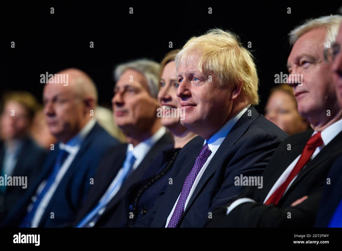 Außenminister Boris Johnson sieht zu, wie Premierministerin Theresa May auf der Konferenz der Konservativen Partei im Manchester Central Convention Complex in Manchester spricht. Bilddatum: 4. Oktober 2017. Bildnachweis sollte lauten: Matt Crossick/ EMPICS Entertainment. Stockfoto