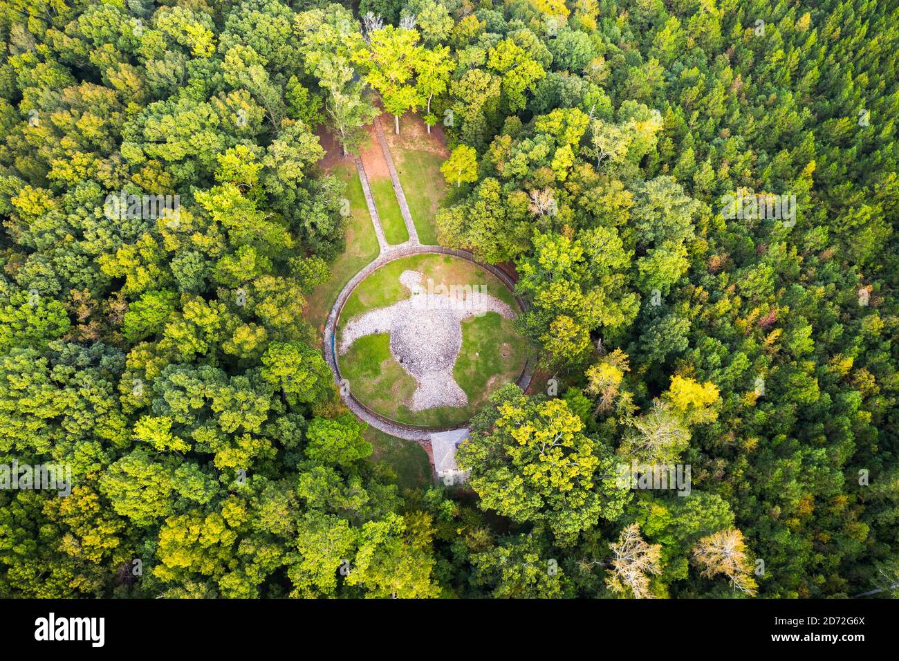 Rock Eagle, Putnam County, Georgia, USA antikes Erdwerk. Das Werk wurde vor etwa 1,000 Jahren von indigenen Völkern der östlichen Waldgebiete erbaut. Stockfoto