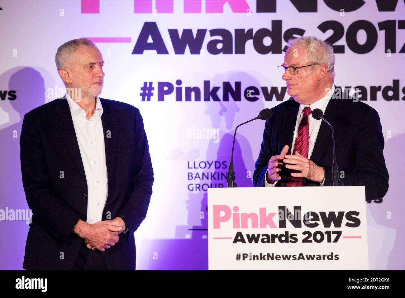 Arbeitsleiter Jeremy Corbyn und der Lifetime Award-Gewinner Chris Smith, Baron Smith aus Finsbury, auf der Bühne der Pink News Awards in der One Street, London. Bilddatum: Mittwoch, 18. Oktober 2017. Bildnachweis sollte lauten: Matt Crossick/ EMPICS Entertainment. Stockfoto