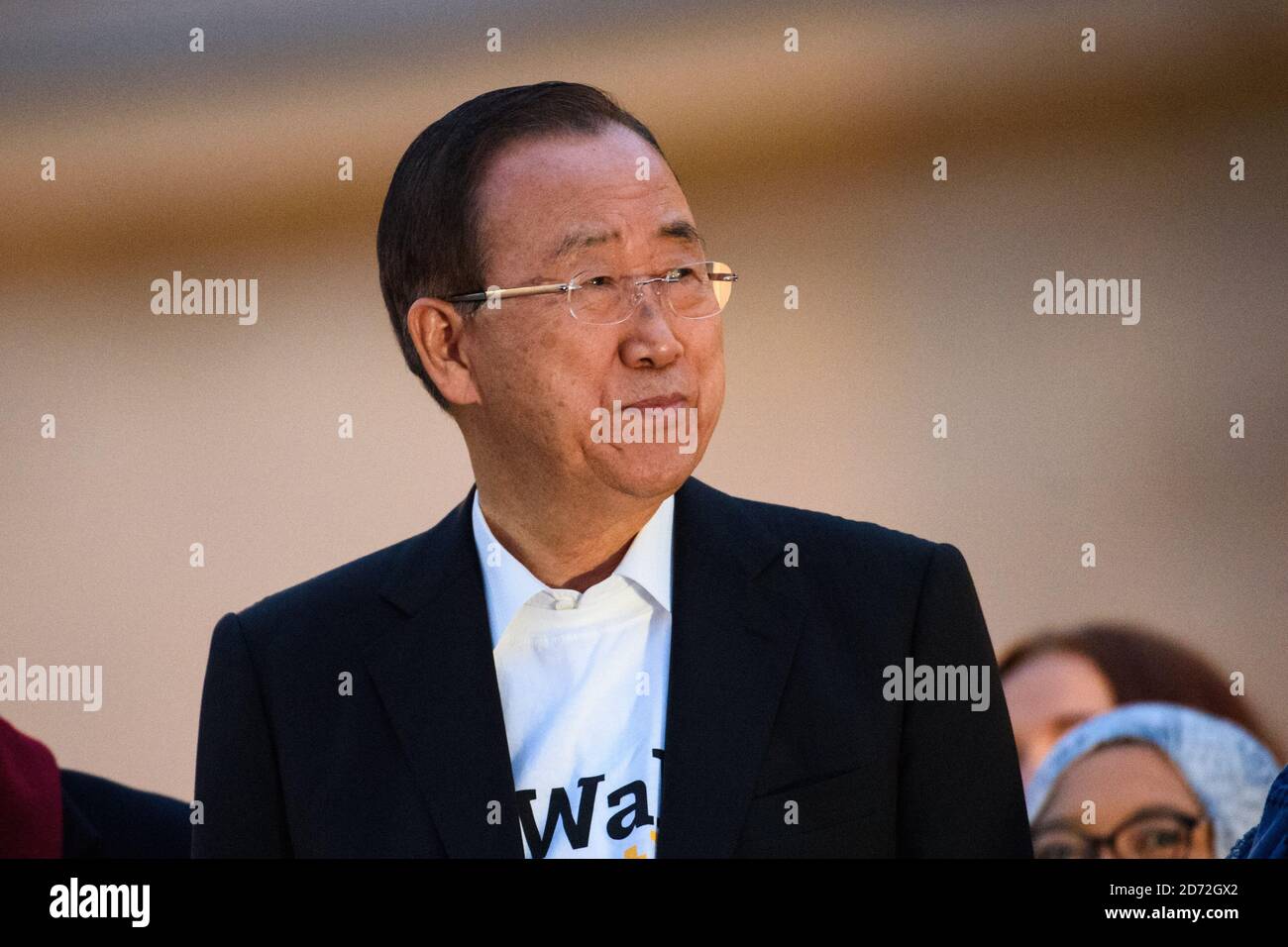 Ban Ki-Moon im Trafalgar Square, London, vor einem symbolischen "Walk Together"-marsch mit den Ältesten, einer von Nelson Mandela gegründeten Gruppe globaler Führer, die vor Mandelas Statue auf dem parliament Square endete. Bilddatum: Montag, 23. Oktober 2017. Bildnachweis sollte lauten: Matt Crossick/ EMPICS Entertainment. Stockfoto
