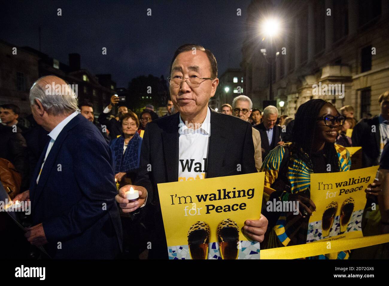 Ban Ki-Moon im Londoner Whitehall bei einem symbolischen "Walk Together"-marsch mit den Ältesten, einer von Nelson Mandela gegründeten Gruppe globaler Führer, die vor Mandelas Statue auf dem parliament Square endete. Bilddatum: Montag, 23. Oktober 2017. Bildnachweis sollte lauten: Matt Crossick/ EMPICS Entertainment. Stockfoto