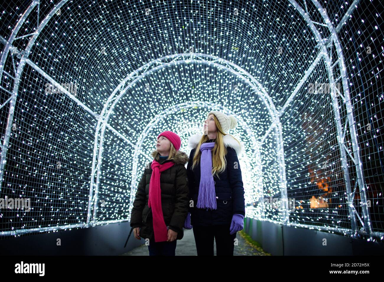 Besucher von Kew Gardens in West London, zum Auftakt von Christmas at Kew - ein Spaziergang nach Einbruch der Dunkelheit mit Licht- und Klanginstallationen. Bilddatum: Dienstag, 21. November 2017. Bildnachweis sollte lauten: Matt Crossick/ EMPICS Entertainment. Stockfoto