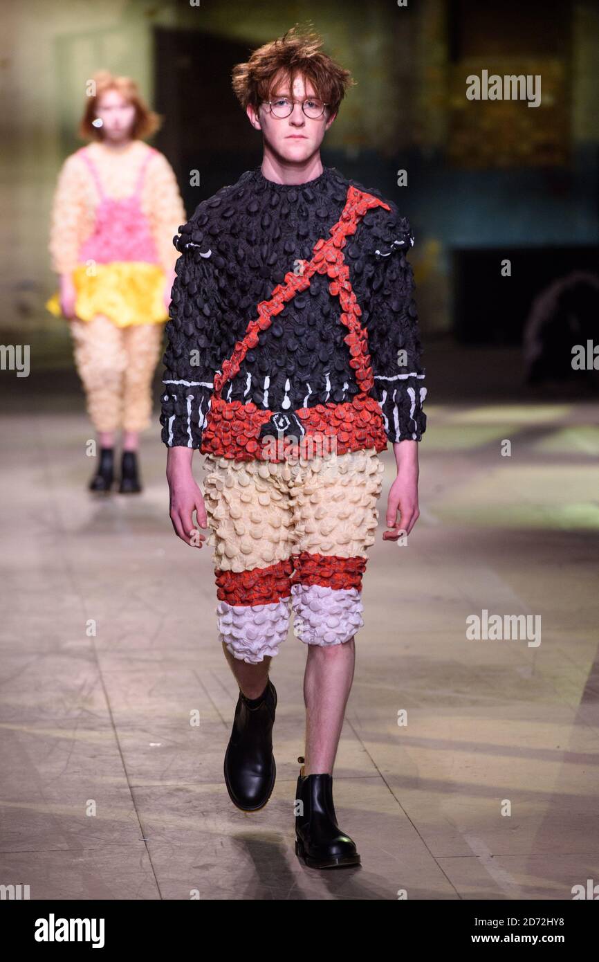 Models tragen Designs von Rottingdean Bazaar auf dem Laufsteg während der MAN London Fashion Week Men's AW18 Show im Old Selfridge's Hotel, London. Bilddatum: Sonntag, 7. Januar 2018. Bildnachweis sollte lauten: Matt Crossick/ EMPICS Entertainment. Stockfoto