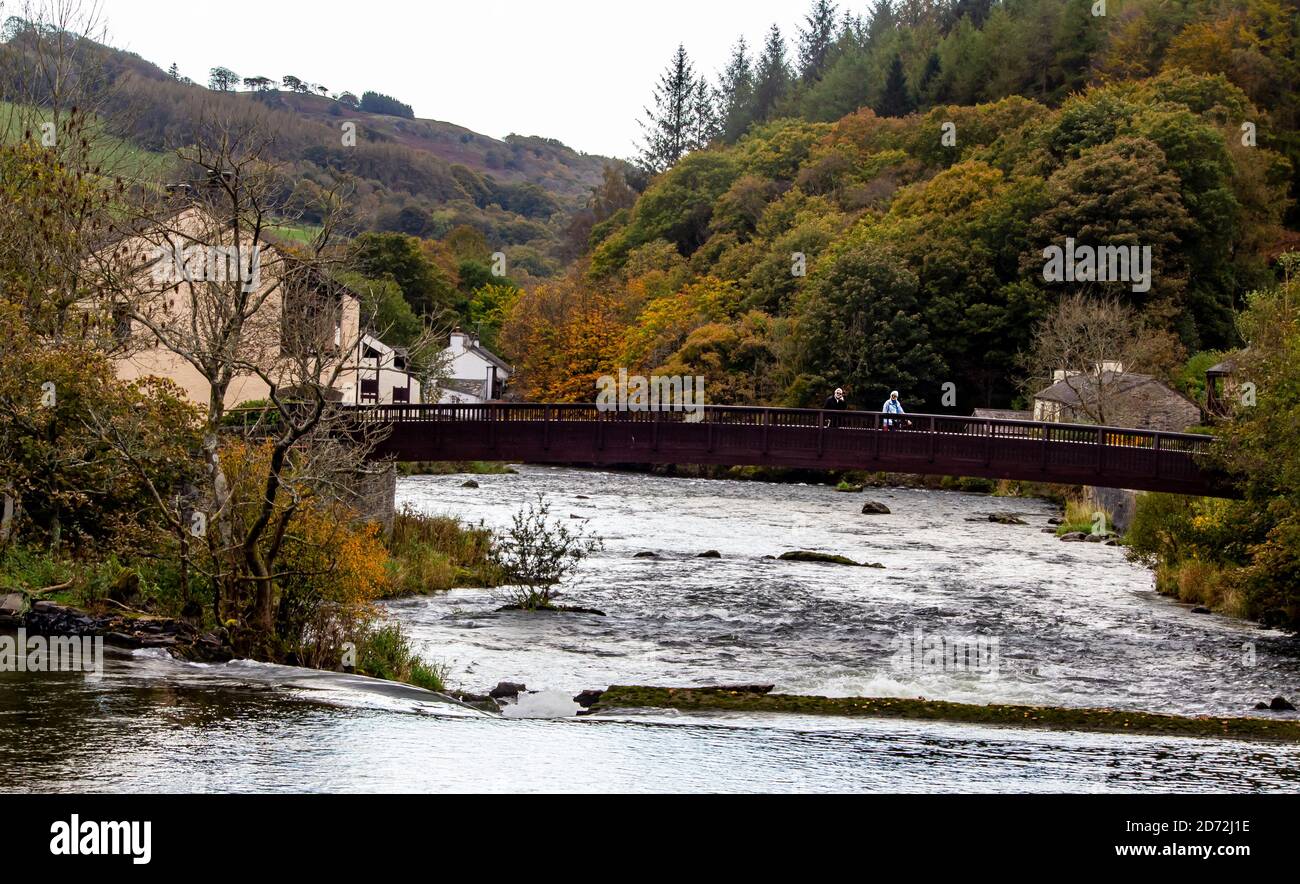 Fußgängerbrücke über den Fluss Leven bei der alten blauen Mühle Backbarrow bei Ulverston. Blick vom Café Balcony. Stockfoto