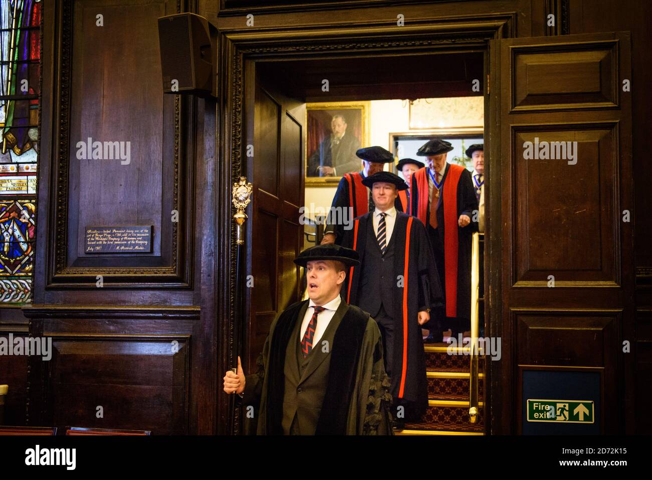 Mitglieder der Stationers' Company bereiten sich auf die jährliche Cakes and Ale Zeremonie in der Stationers' Hall in der City of London vor. Die Zeremonie, die seit dem 17. Jahrhundert auf dem Nachlass von Alderman John Norton stattfindet, beinhaltet eine Prozession zur St. Paul's Cathedral, ein besonderer Gottesdienst, gefolgt von einem Essen im Saal. Bilddatum: Dienstag, 13. Februar 2018. Bildnachweis sollte lauten: Matt Crossick/ EMPICS Entertainment. Stockfoto