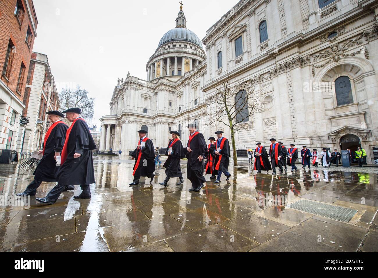 Mitglieder der Stationers' Company kehren während der jährlichen Kuchen- und Ale-Zeremonie von der St Paul's Cathedral in London in ihre Halle zurück. Die Zeremonie, die seit dem 17. Jahrhundert auf dem Nachlass von Alderman John Norton stattfindet, beinhaltet eine Prozession zur St. Paul's Cathedral, ein besonderer Gottesdienst, gefolgt von einem Essen im Saal. Bilddatum: Dienstag, 13. Februar 2018. Bildnachweis sollte lauten: Matt Crossick/ EMPICS Entertainment. Stockfoto