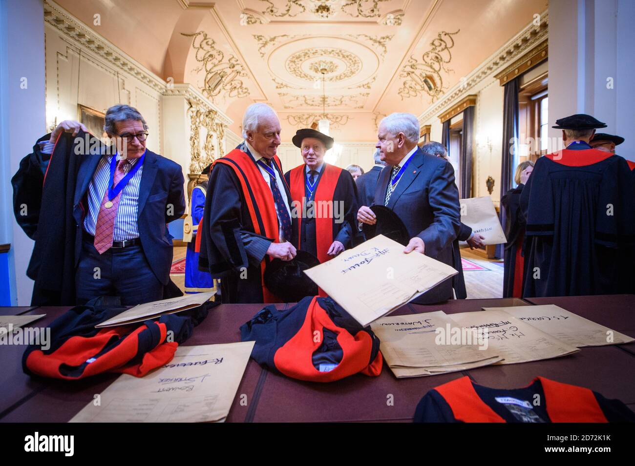 Mitglieder der Stationers' Company ändern ihre Lackierung für die jährliche Cakes and Ale Zeremonie in der Stationers' Hall in der City of London. Die Zeremonie, die seit dem 17. Jahrhundert auf dem Nachlass von Alderman John Norton stattfindet, beinhaltet eine Prozession zur St. Paul's Cathedral, ein besonderer Gottesdienst, gefolgt von einem Essen im Saal. Bilddatum: Dienstag, 13. Februar 2018. Bildnachweis sollte lauten: Matt Crossick/ EMPICS Entertainment. Stockfoto