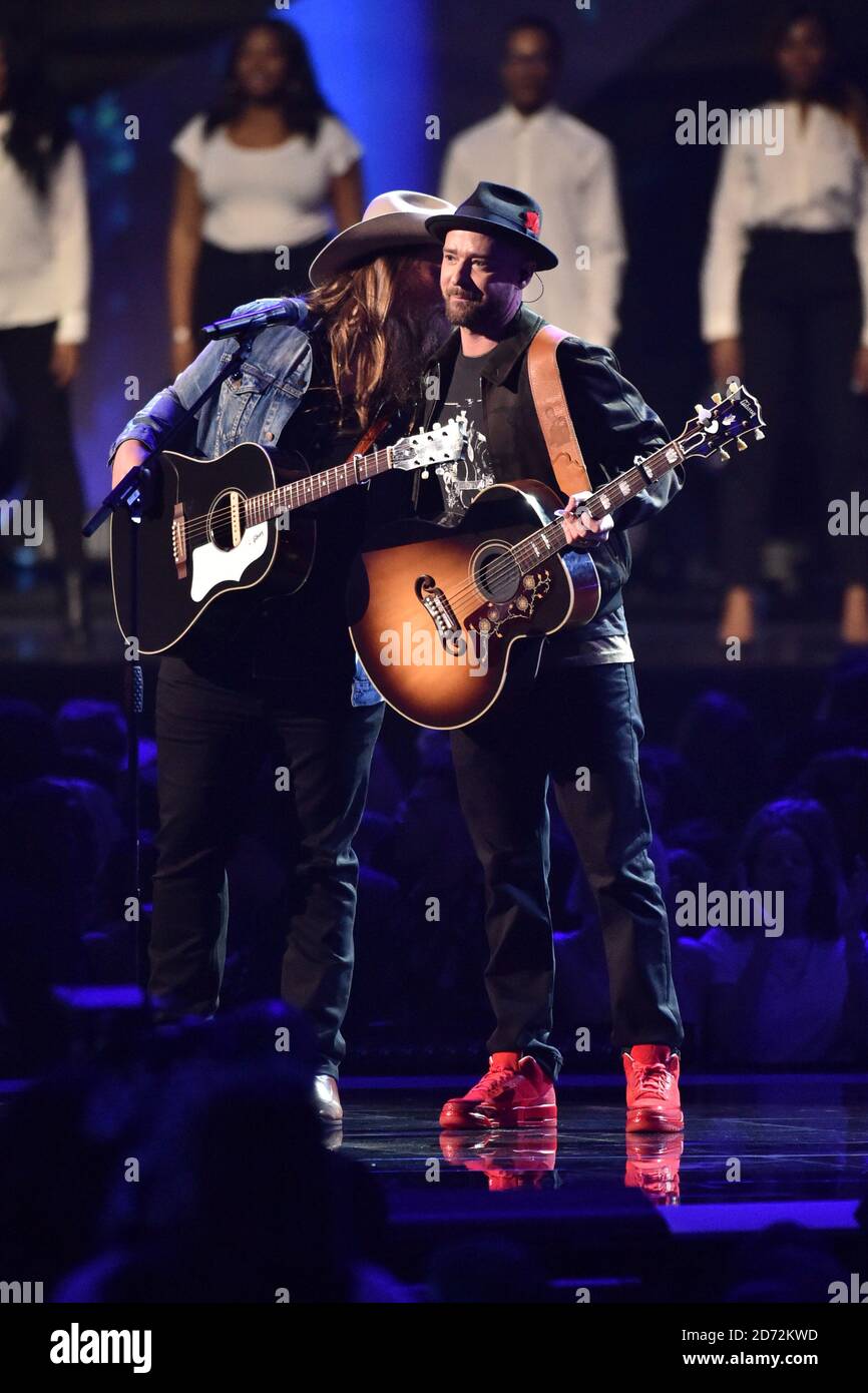 NUR FÜR REDAKTIONELLE ZWECKE. Chris Stapleton und Justin Timberlake treten bei den Brit Awards in der O2 Arena in London auf. Stockfoto