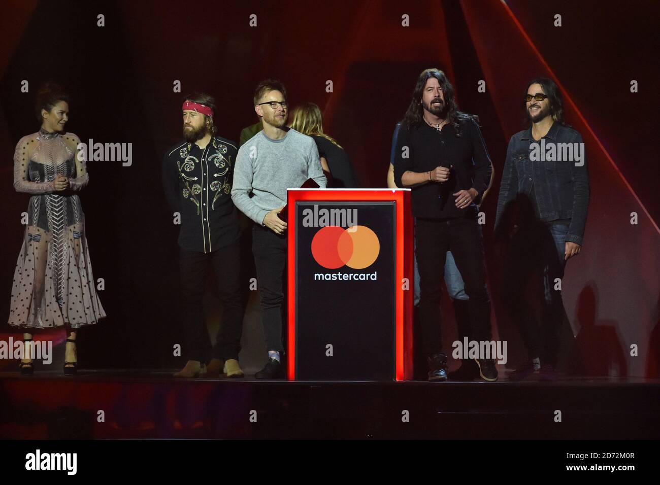 NUR FÜR REDAKTIONELLE ZWECKE. Die Foo Fighters nehmen den Preis der besten internationalen Gruppe auf der Bühne der Brit Awards in der O2 Arena in London entgegen. Stockfoto