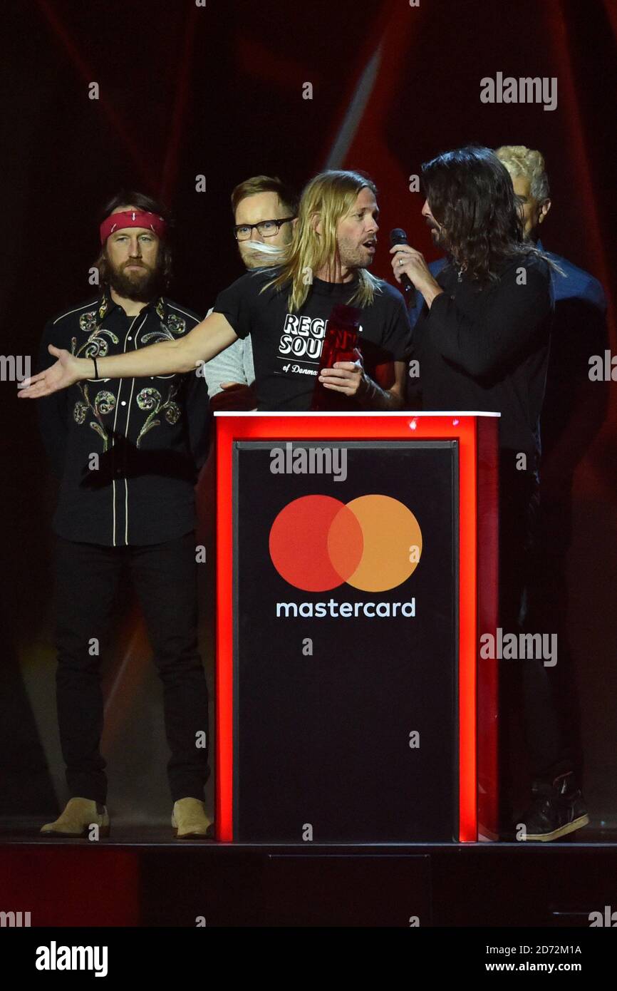 NUR FÜR REDAKTIONELLE ZWECKE. Die Foo Fighters nehmen den Preis der besten internationalen Gruppe auf der Bühne der Brit Awards in der O2 Arena in London entgegen. Stockfoto