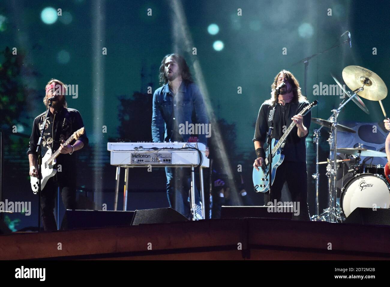 NUR FÜR REDAKTIONELLE ZWECKE. Foo Fighters treten bei den Brit Awards in der O2 Arena in London auf. Stockfoto