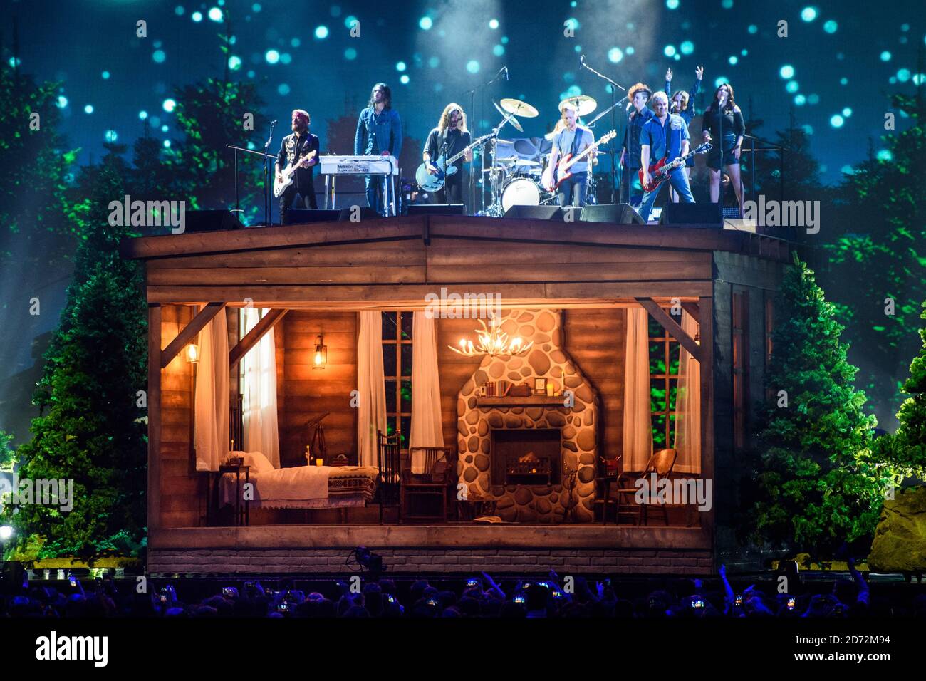 NUR FÜR REDAKTIONELLE ZWECKE. Die Foo Fighters spielen auf der Bühne bei den Brit Awards in der O2 Arena, London. Stockfoto