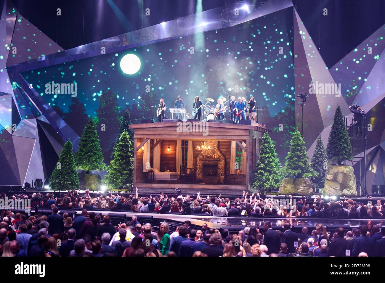 NUR FÜR REDAKTIONELLE ZWECKE. Die Foo Fighters spielen auf der Bühne bei den Brit Awards in der O2 Arena, London. Stockfoto